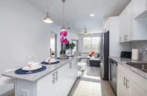 Lewisville Apartamento | Tranquil Lakeside 1BD: Pool, Workout & Desk Space
