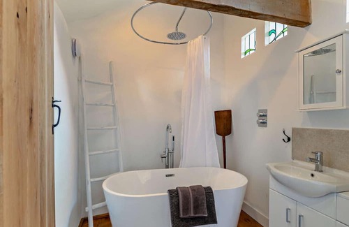 Exbourne Casa | Town Living Farm - Threshing Barn