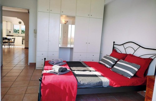 Raftis Casa | Spacious retreat with superb views and sucluded garden, 10 mins drive to beach.
