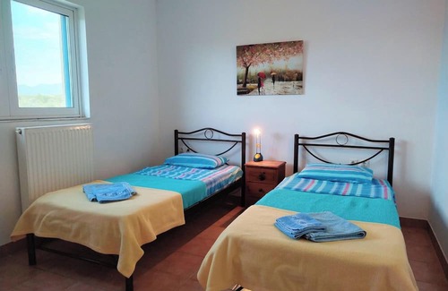 Raftis Casa | Spacious retreat with superb views and sucluded garden, 10 mins drive to beach.