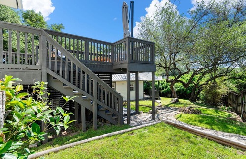 Travis Heights Casa | Deep in the Heart of SoCo – Main House: Chic 3 BDR, Walk to Dining & Shopping!