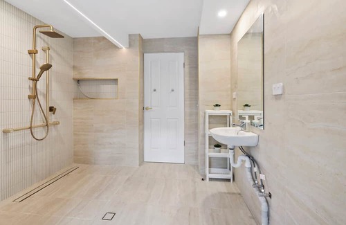 Ashgrove Casa | Unit in Inner Brisbane with Movie Room and Parking