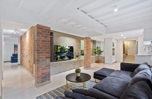 Ashgrove Casa | Unit in Inner Brisbane with Movie Room and Parking