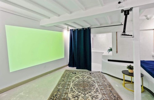 Ashgrove Casa | Unit in Inner Brisbane with Movie Room and Parking