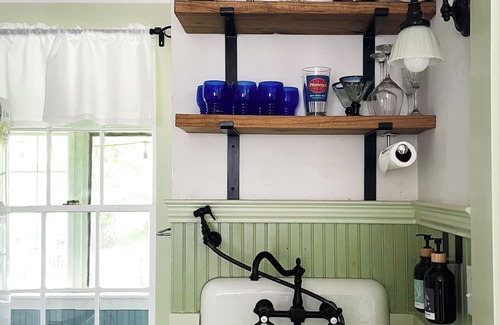 Hull Cabaña | Retro New England cottage – walk to the beach!