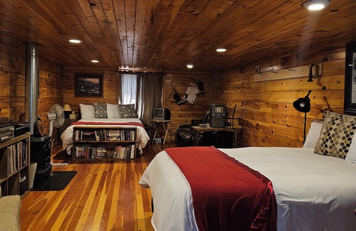 Siren Cabina | Private Cabin in the Woods...on a Lake. Family and Dog Friendly