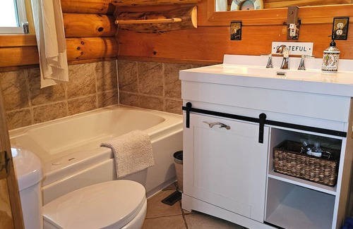 Siren Cabina | Private Cabin in the Woods...on a Lake. Family and Dog Friendly