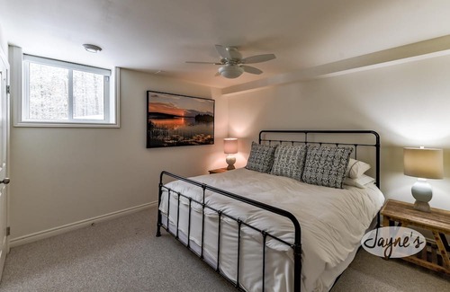 Baysville Cabaña | Stunning 5 bed 3 bath cottage on Lake of Bays! SW Exposure! Volleyball Court!