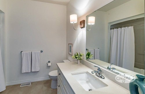 Baysville Cabaña | Stunning 5 bed 3 bath cottage on Lake of Bays! SW Exposure! Volleyball Court!