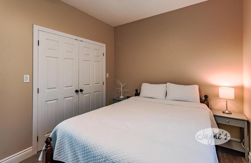 Huntsville Cabaña | Great 5 bed 4 bath cottage on Fairy Lake - SW Exposure! Sauna!