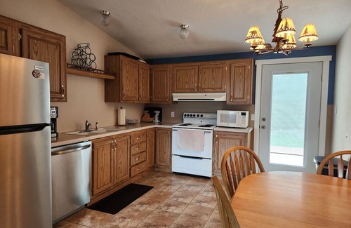Sunland Estates Casa | Cozy 2 bedroom Sunland home with private yard 6 miles from the Gorge