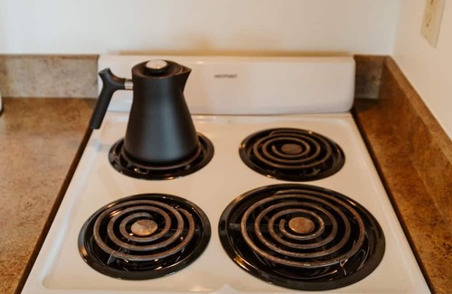 Kalispell Apartamento | Downtown King Suite w Washer Dryer