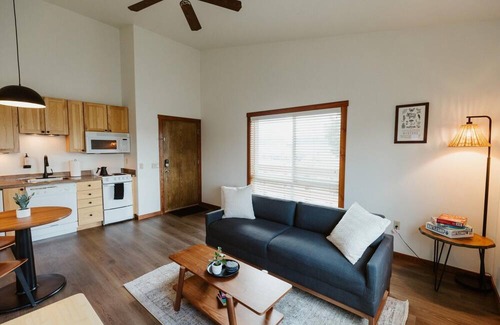 Kalispell Apartamento | Downtown King Suite w Washer Dryer