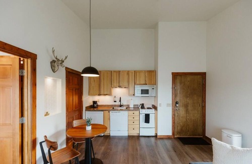 Kalispell Apartamento | Downtown King Suite w Washer Dryer