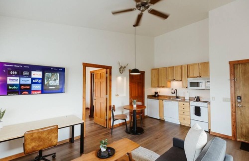 Kalispell Apartamento | Downtown King Suite w Washer Dryer