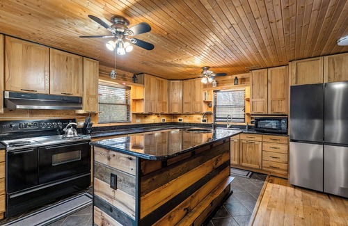 Stafford Cabina | Spacious Stafford Cabin w/Grills & Fire Pit!