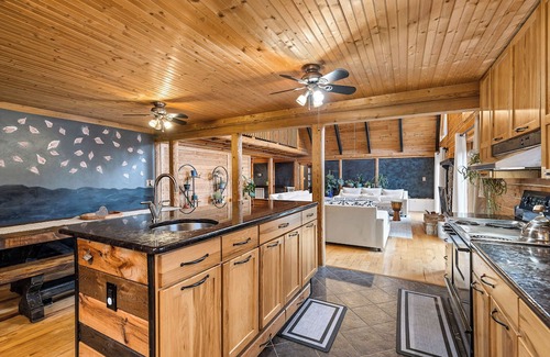 Stafford Cabina | Spacious Stafford Cabin w/Grills & Fire Pit!