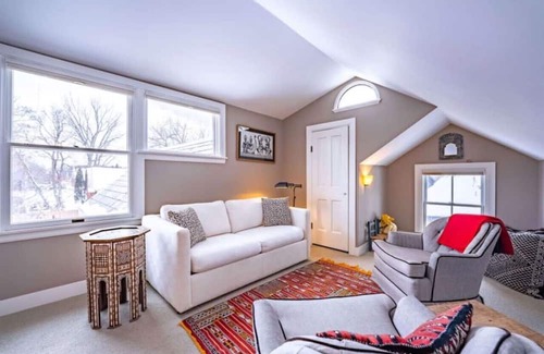 Shelburne Apartamento | 2k sqft 3 Bdrm Apt in Downtown Shelburne