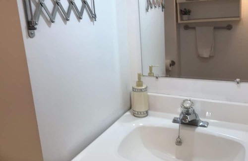 Old Ottawa East Apartamento | Central Canal 2 bedrooms Private Entrance Private Parking