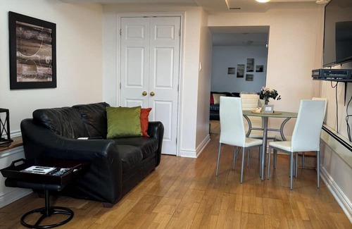 Old Ottawa East Apartamento | Central Canal 2 bedrooms Private Entrance Private Parking