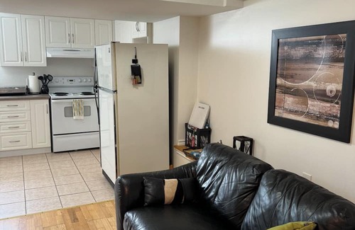 Old Ottawa East Apartamento | Central Canal 2 bedrooms Private Entrance Private Parking