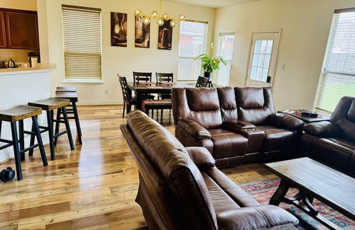 Sugar Land Casa | Delightful 4-Bedroom Residence Sugarland Convenient Access to All Amenities