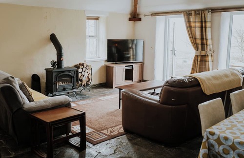 Haltwhistle Cabaña | Remote stone built cottage with stove, stunning scenery and dogs welcome