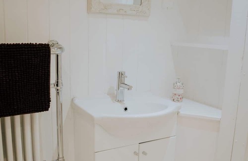 Haltwhistle Cabaña | Remote stone built cottage with stove, stunning scenery and dogs welcome