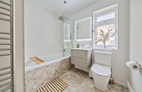 Walton-on-Thames Casa | Pass the Keys | Stylish Family Home