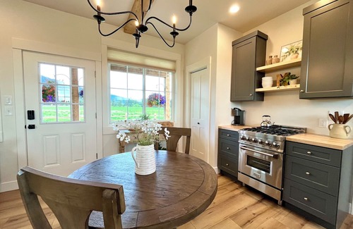 Columbia Falls Cabaña | NEW! Kindal Kottage-Columbia Falls MT-20 min to Glacier Natl Park & Whitefish!