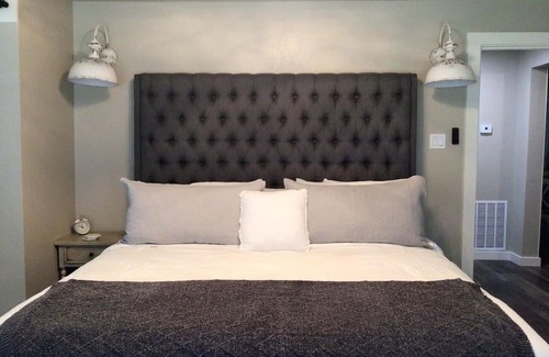 Pittsburg Otro | Peaceful, quiet, private and make you feel good "farmhouse".