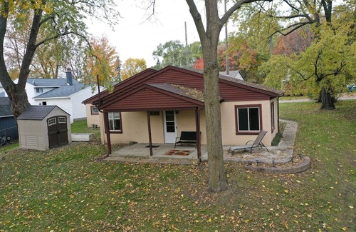 Drayton Plains Cabaña | Cottage with access to private lake.