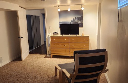 Washington Terrace Apartamento | Quiet & clean 2 bed 1 bath basement apartment with dining area & some appliances
