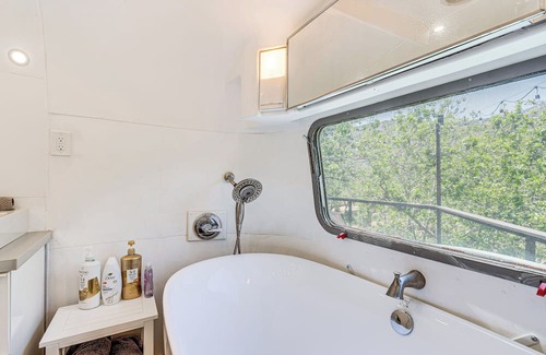 Kaweah Apartamento | Retro Airstream w/ Hot Tub, 8 Mi to Sequoia NP!