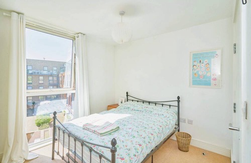 Bow West Apartamento | 2-bedroom flat with balcony & canal view