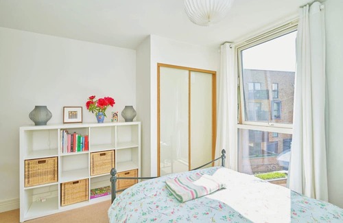 Bow West Apartamento | 2-bedroom flat with balcony & canal view