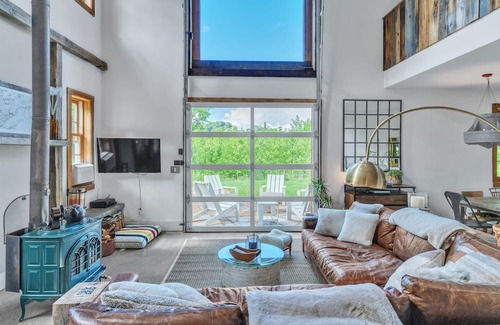 Independence Cabina | Mountain Oasis: Vintage Charm Meets Modern Luxury