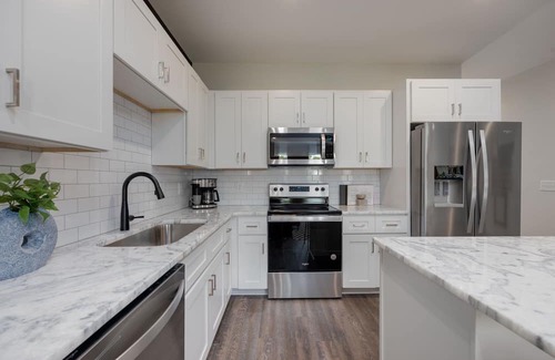 Whitebridge Casa | Sylvan Suites - 5 Rooftop Decks - Mins to Downtown