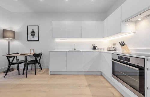 Canbury Apartamento | Experience the ambience and comfort of home for as long as you like.