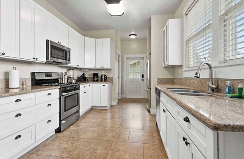 Downtown Riverside Casa | Fenced Backyard｜Dedicate Workspace｜Pet Friendly #41988