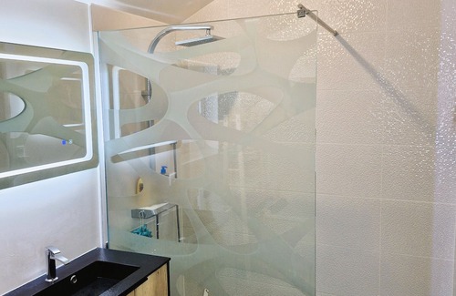 Neyron Casa | Maison Proche Lyon. 4 Chambres, Piscine, Baby Foot, Trampoline