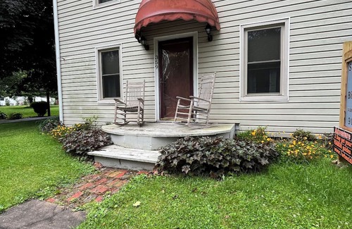 Damascus Casa | King Room along VA Creeper Trail and AT Pet friendly