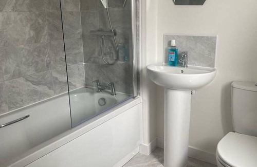 Walsall Casa | New Large House with Garden in Walsall