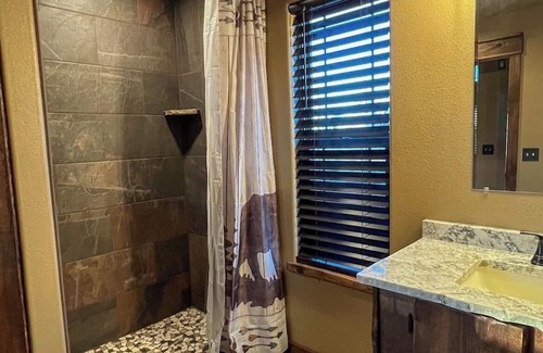 Crestline Cabina | Double T Cabin - A big country feel in a small country cabin.
