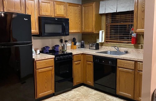 Spotsylvania Cabina | Lakefront resort with pools, kayak, tennis courts, campfire…