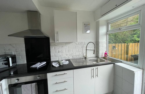 Newcastle-upon-Tyne Casa | 3 bdrm, with fab links & parking