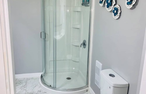 Saanich West Apartamento | Cozy Bachelor Suite with Full Kitchen + Free Parking