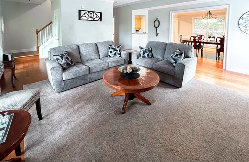 East Brainerd Casa | A Tranquil Retreat, sleeps 8 with King bed, minutes to downtown Chattanooga