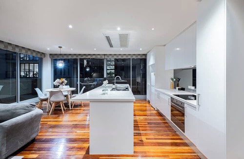Doncaster Apartamento | This apartment is a 2 bedroom(s), 2 bathrooms, located in Doncaster, VIC.