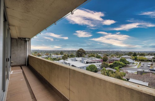 Doncaster Apartamento | This apartment is a 2 bedroom(s), 2 bathrooms, located in Doncaster, VIC.